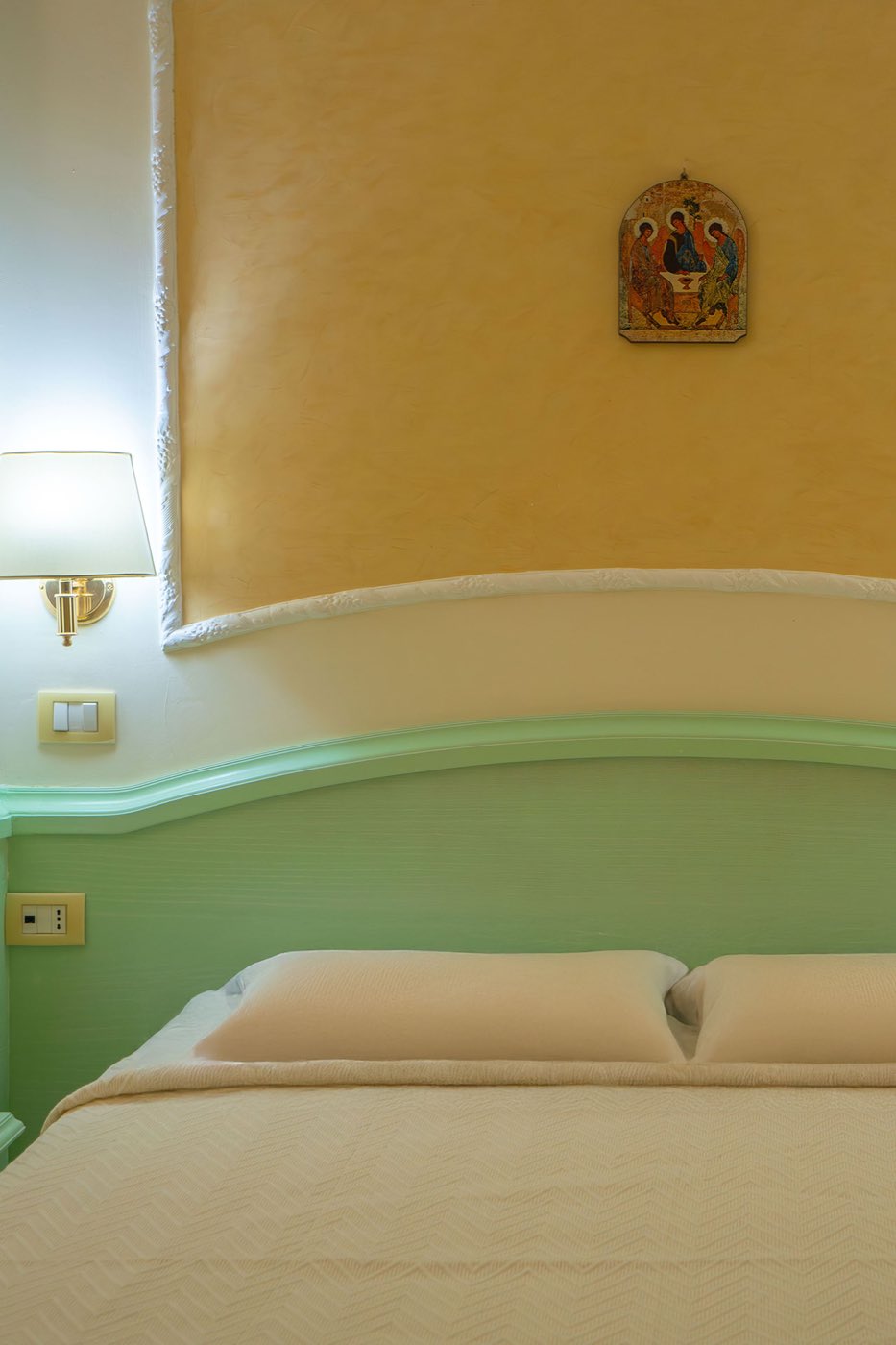 Classic Room con letto matrimoniale e arredi color menta