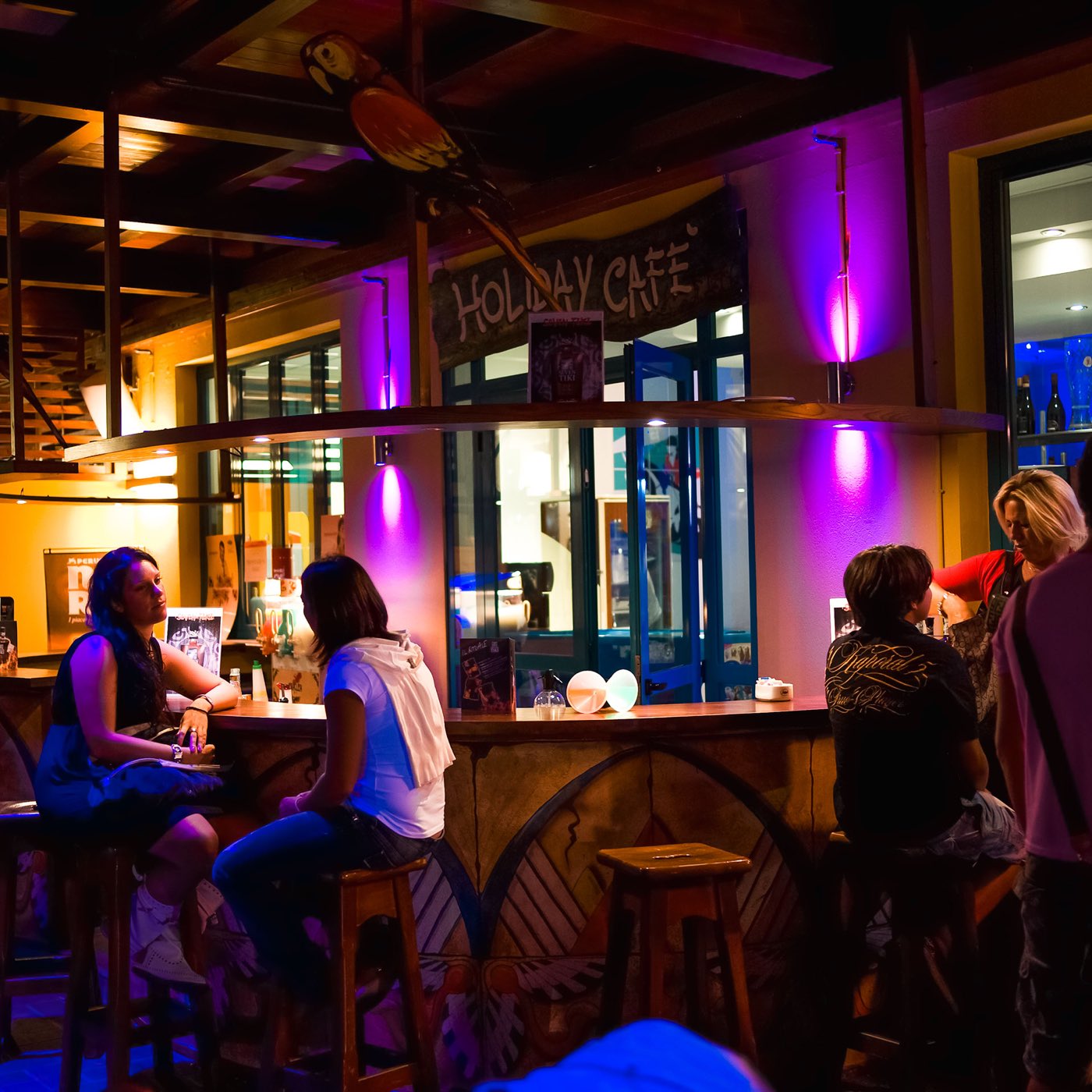 Il bar illuminato la sera