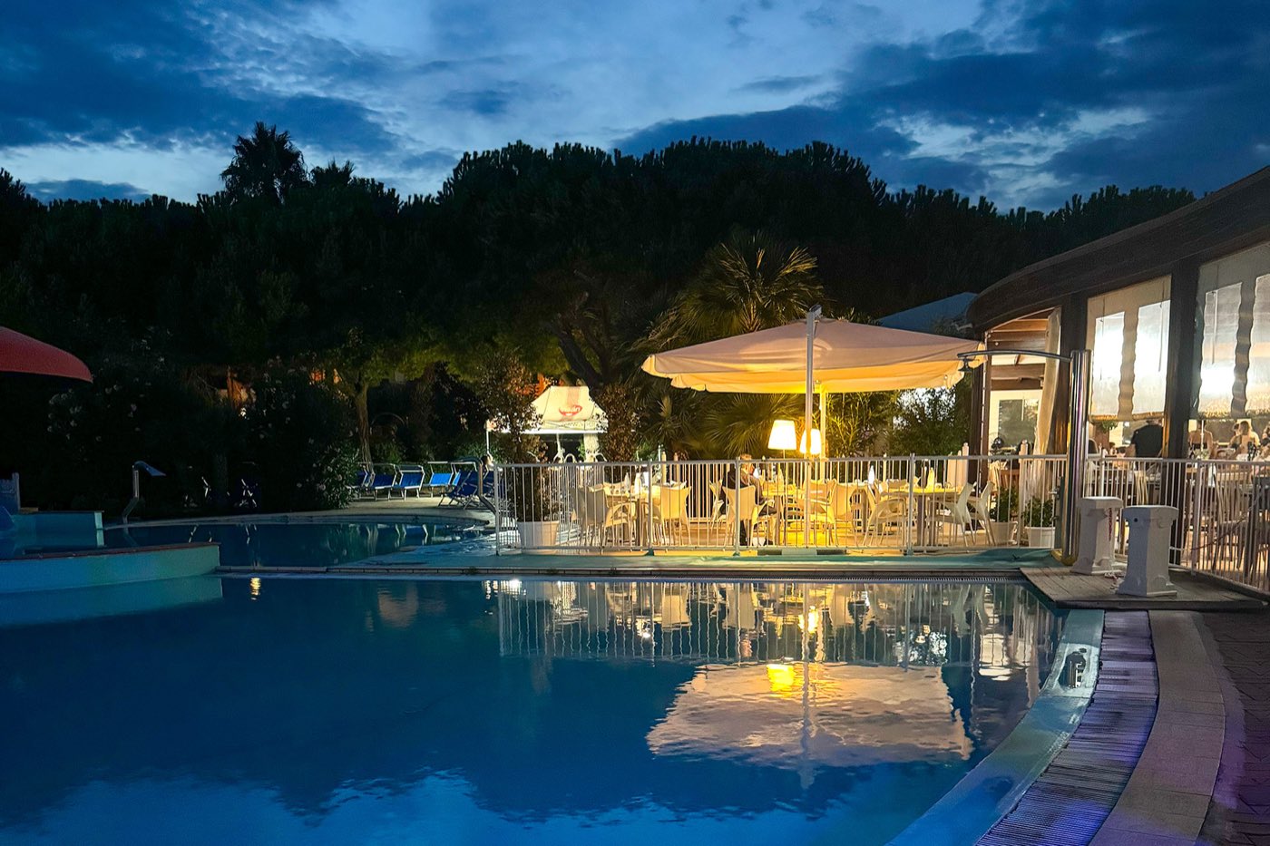 Il dehor sulla piscina principale, al calare della sera